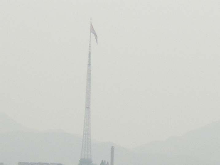 気静洞村にそびえる北朝鮮の国旗
